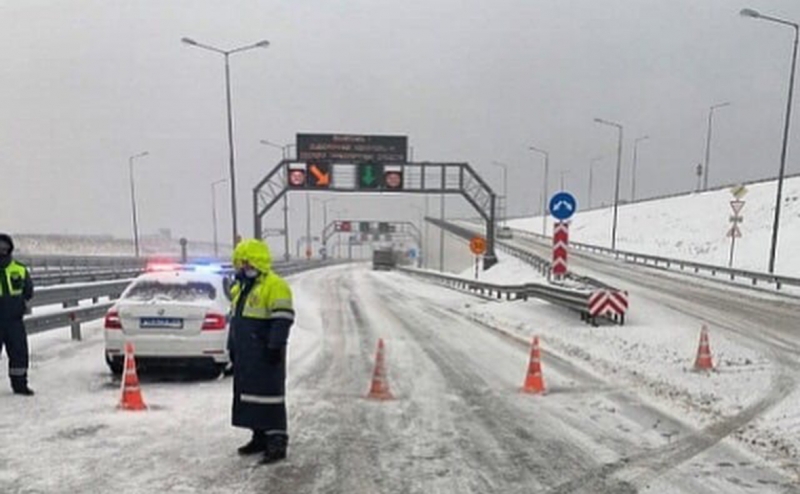 Крымский мост впервые после открытия перекрыли из-за снегопада