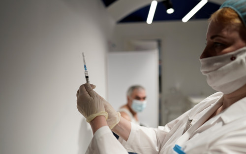 Сечин заявил о планах вакцинировать почти всех сотрудников «Роснефти»
