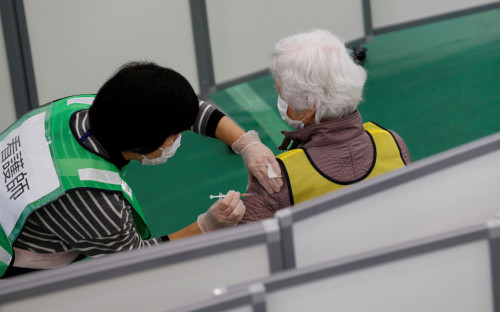 В Японии выкинут часть вакцин Pfizer из-за нехватки шприцев