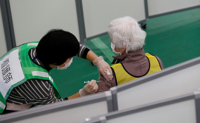 В Японии выкинут часть вакцин Pfizer из-за нехватки шприцев