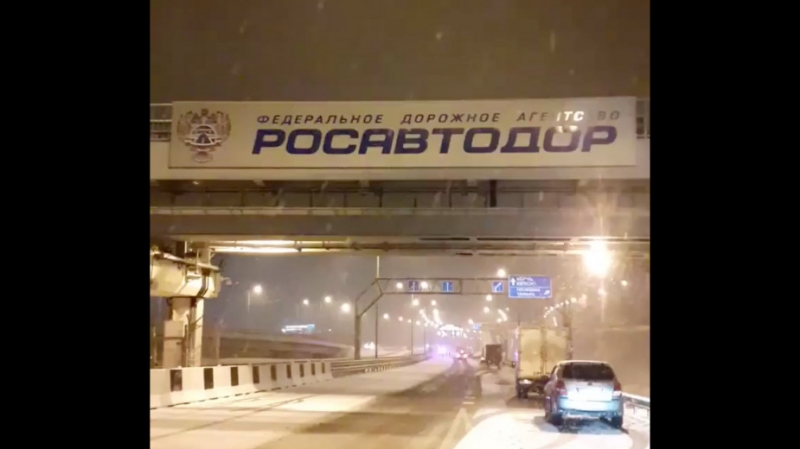 Закрытый из-за снегопада Крымский мост. Видео