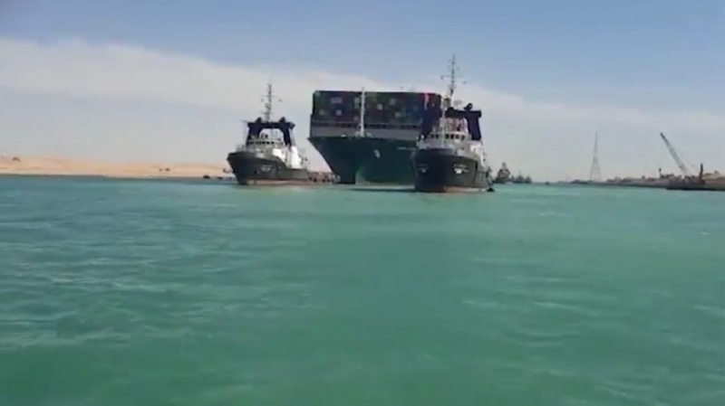 Снятый с мели контейнеровоз буксируют по Суэцкому каналу. Видео