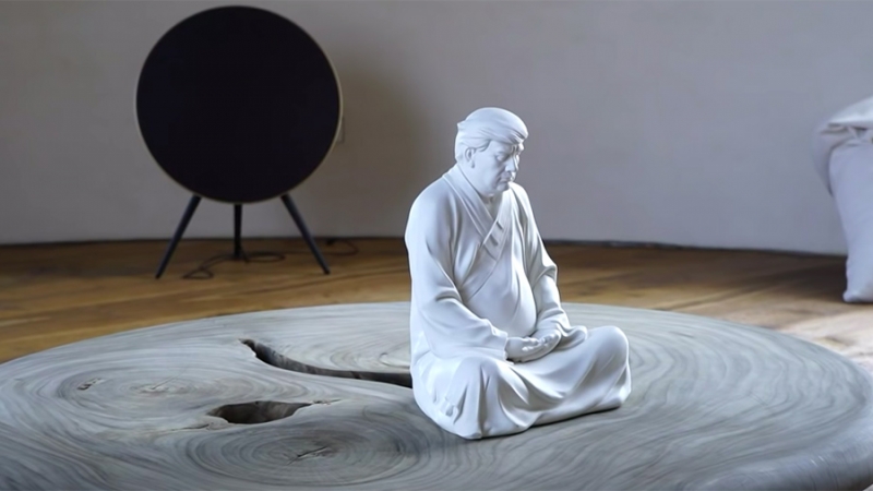 В Китае художник создал статуэтку Трампа в образе Будды