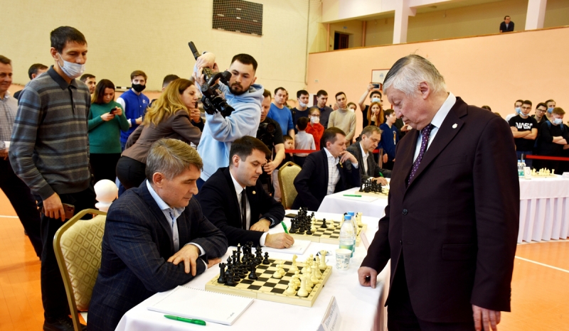 Анатолий Карпов назвал Чебоксары шахматной столицей России и не сделал поблажки Николаеву
