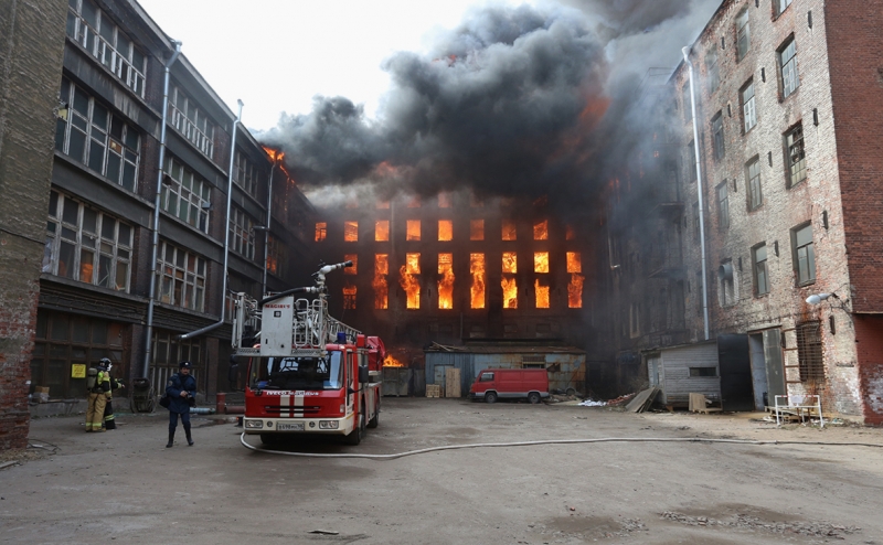 Пожарный погиб при тушении пожара на «Невской мануфактуре»