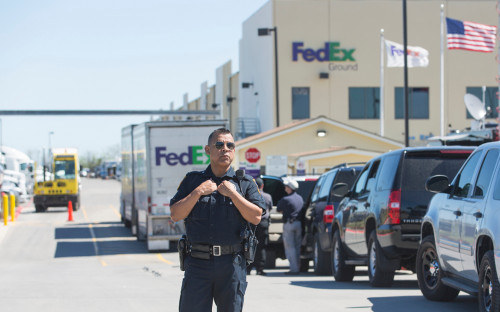 При стрельбе в здании FedEx в Индианаполисе погибли восемь человек