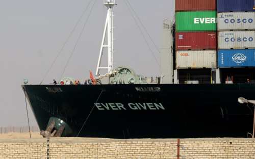 В Египте арестовали перекрывшее Суэцкий канал судно до выплаты $900 мл