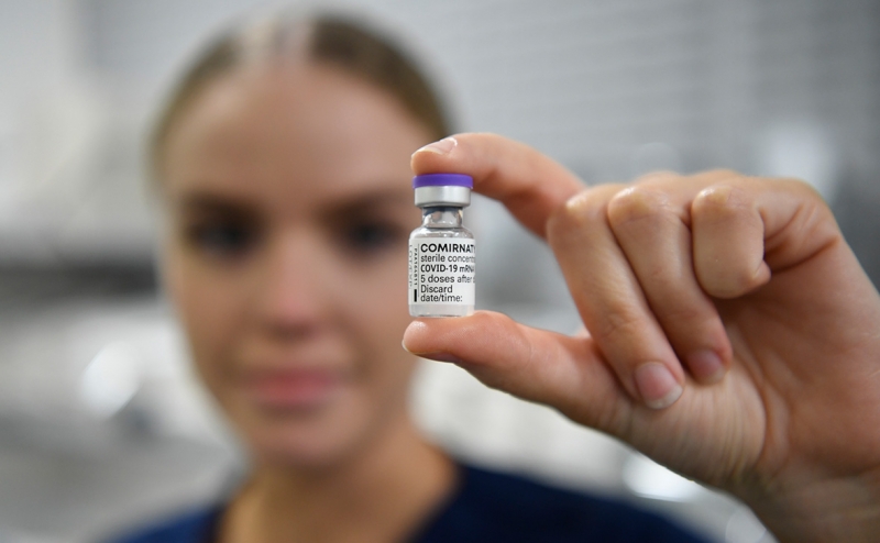 США разрешили хранить вакцину Pfizer в обычном холодильнике до месяца