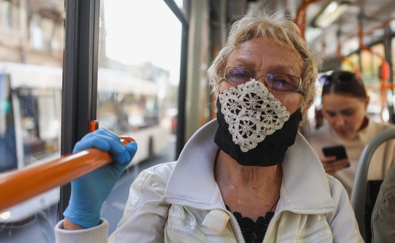В Петербурге пригрозили не пускать в транспорт без масок и перчаток