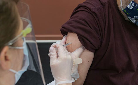 Вакцинация от коронавируса может стать обязательной для врачей и учителей – это следует из законопроекта Минздрава