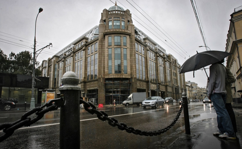 «Ведомости» узнали о решении продать здание Военторга у Кремля