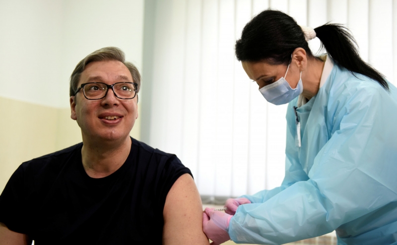 Власти Сербии пообещали по €25 привившимся от коронавируса