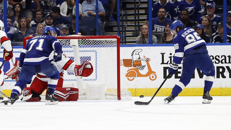 Две шайбы Кучерова помогли «Тампе» обыграть «Каролину» в матче НХЛ