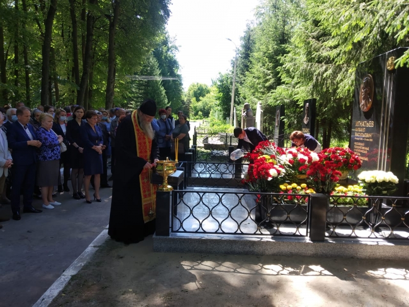 На аллее почетных захоронений в Чебоксарах открыли монумент Михаилу Игнатьеву