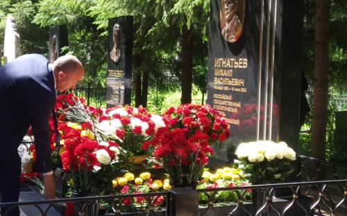 На аллее почетных захоронений в Чебоксарах открыли монумент Михаилу Игнатьеву