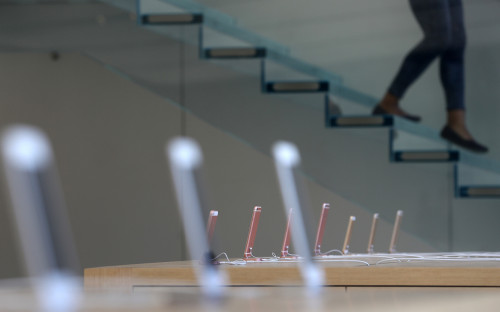 СМИ узнали об отмене масочного режима для привитых в магазинах Apple