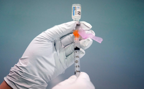 США накопили миллионы доз вакцины от COVID с истекающим сроком годност