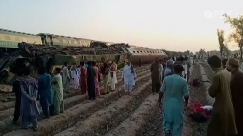 В Пакистане при столкновении поездов погибли более 30 человек