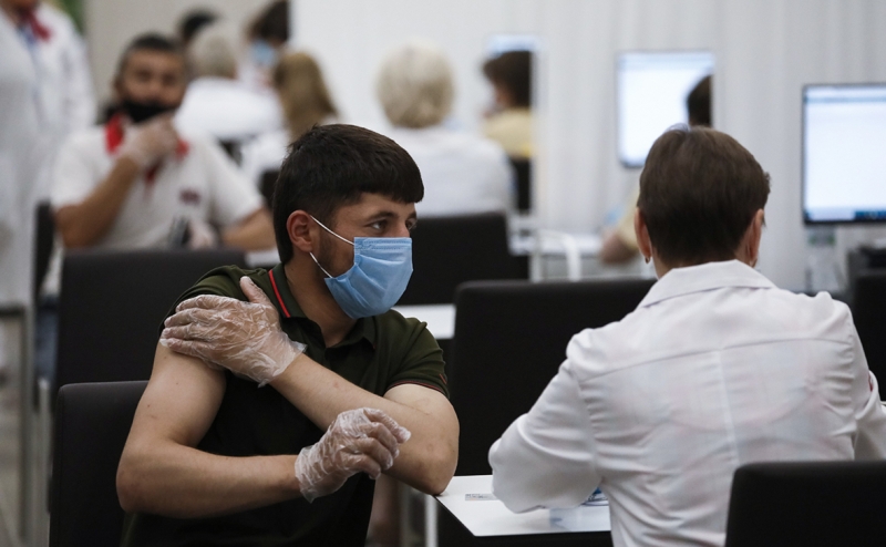 Глава правительства Сахалина заболел COVID-19 после прививки