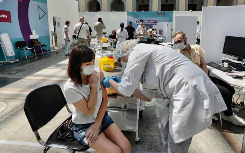 Медики оценили шансы сингапурской трансформации COVID в грипп в России
