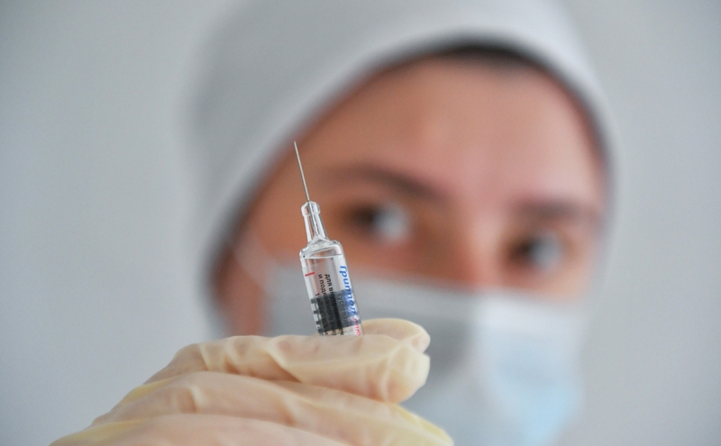 Врачи посоветовали, как быть с прививками от COVID и гриппа
