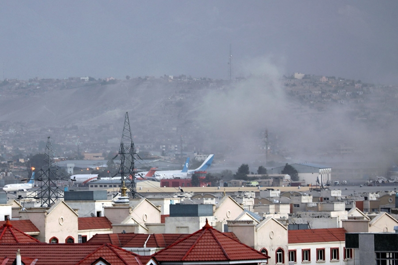Число жертв взрывов у аэропорта Кабула выросло до 110