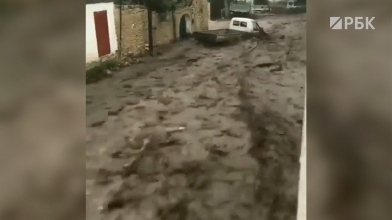 Как в Дагестане селевыми потоками уносило машины и дома. Видео