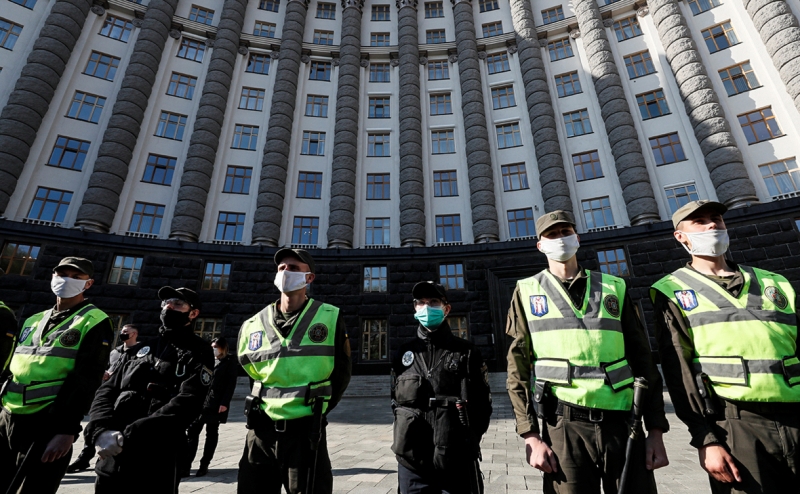 Мужчина пригрозил взорвать гранату в здании правительства Украины