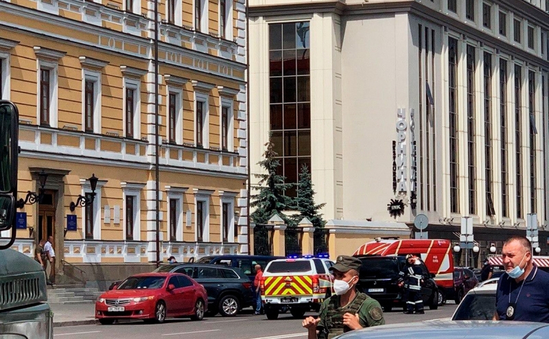 Мужчина пригрозил взорвать гранату в здании правительства Украины
