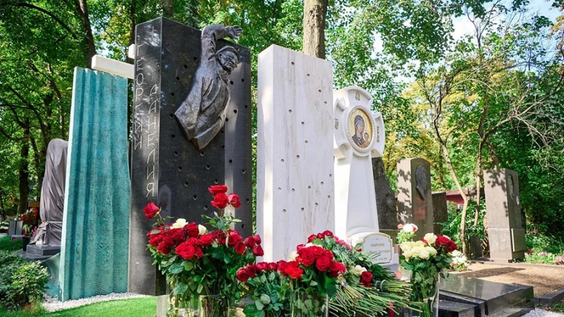 Памятник Георгию Данелии установили на Новодевичьем кладбище