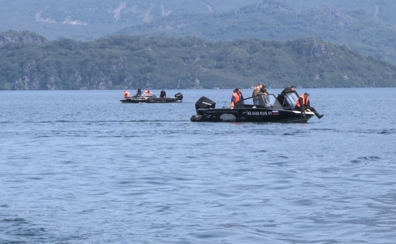 В камчатском озере нашли тела трех погибших при падении вертолета