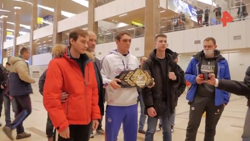 Чемпиона мира по боксу Петровского встретили в Красноярске