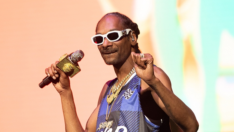 Рэпер Snoop Dogg привез рекламу нового альбома в румынскую деревню
