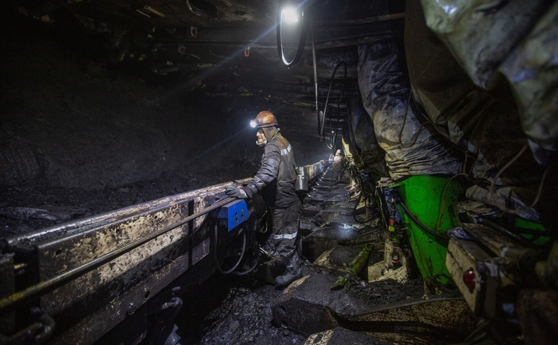 Новак допустил запрет на выдачу новых лицензий для добычи угля в шахтах
