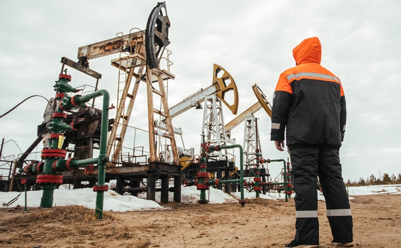 ОПЕК+ согласовала рост добычи нефти вопреки падению цен на нее