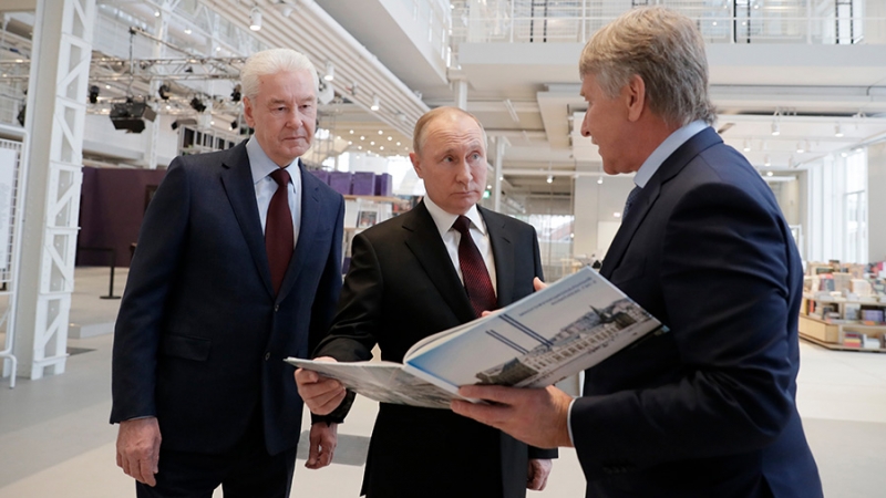 Путин осмотрел новый культурный центр «ГЭС-2» в Москве