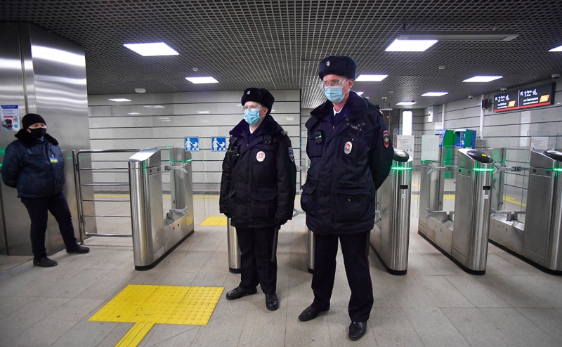 В Москве неизвестный с ножом напал на человека у входа в метро