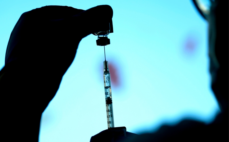 «Ростех» назвал сроки выпуска единой вакцины от COVID и гриппа
