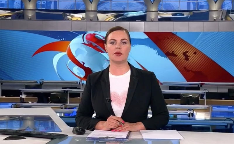 ТАСС сообщил о проверке Овсянниковой в СК из-за плаката в эфире «Первого»