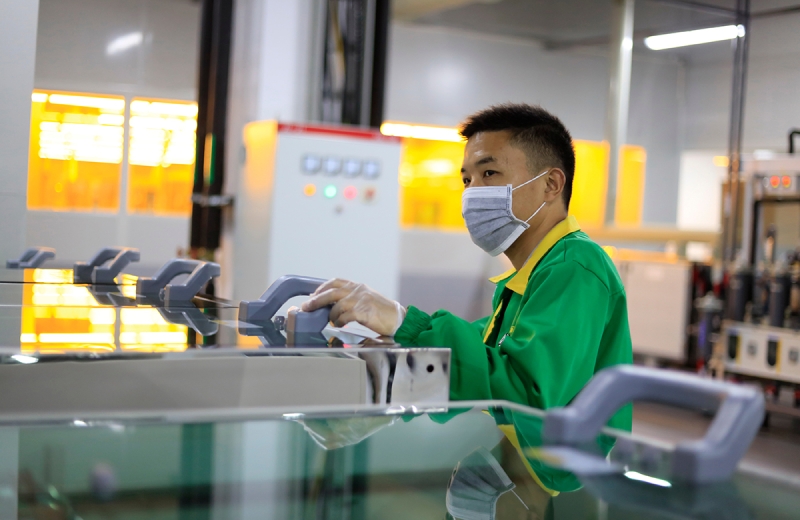 В китайском Шэньчжене возобновили работу производства после вспышки COVID