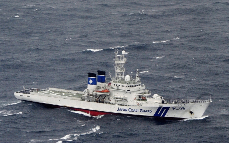 В районе крушения лайнера в Японии нашли четырех человек
