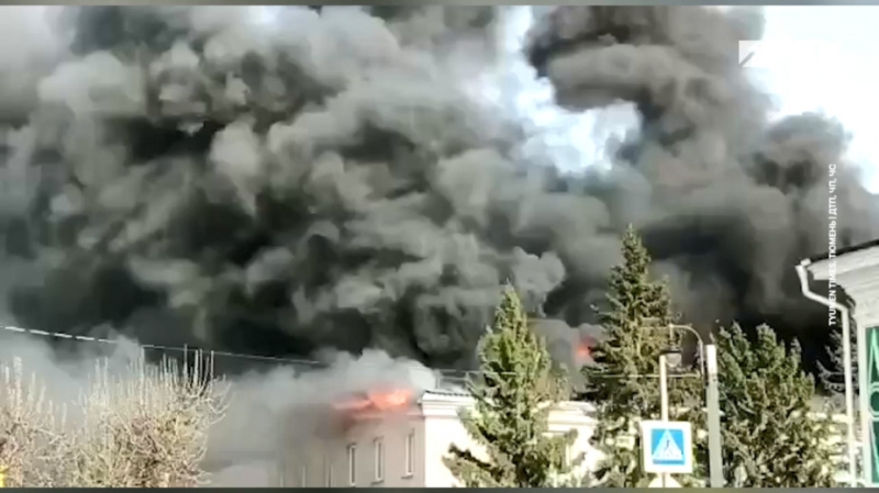 В Тюменской области загорелся торговый центр