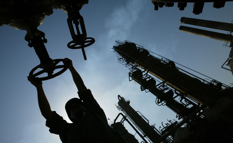 Еврокомиссар назвал сроки введения полного эмбарго на российскую нефть