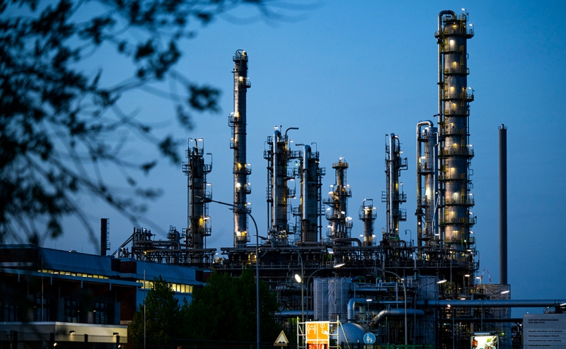 Шольц заявил о серьезных проблемах с отказом от нефти и газа из России