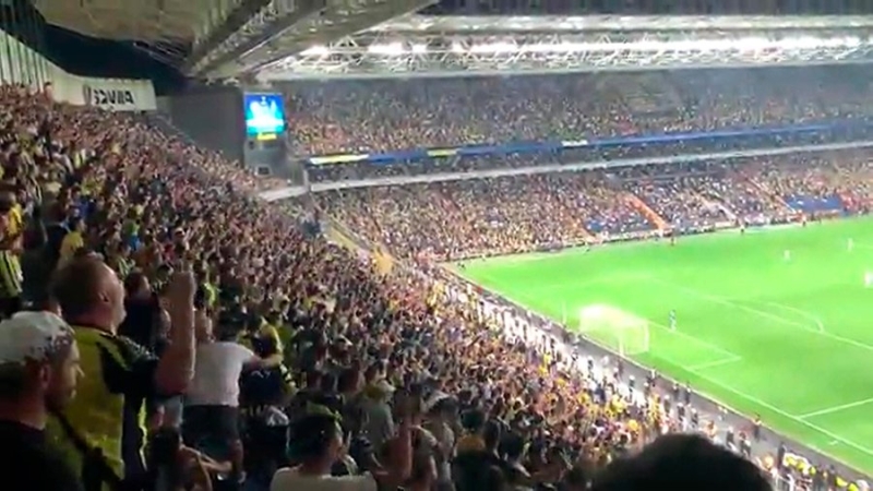 Фанаты турецкого «Фенербахче» на матче с киевским «Динамо» стали скандировать имя президента РФ