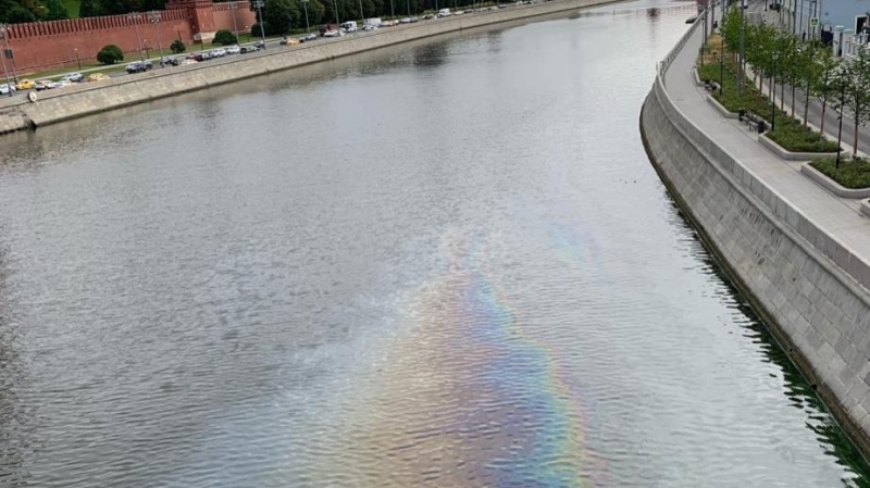 Нефтяное пятно появилось на Москве-реке возле Крымского моста. Видео