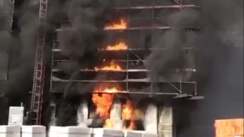 В Москве загорелся элитный жилой комплекс. Видео