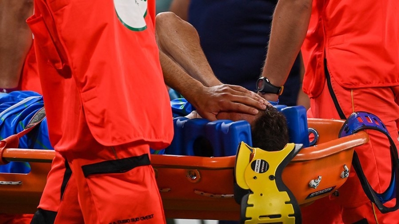 Защитник «Сассуоло» сломал ногу на первой минуте стартового матча сезона