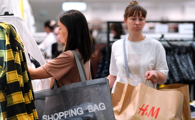 Экономия и пессимизм привели покупателей одежды в продуктовые магазины