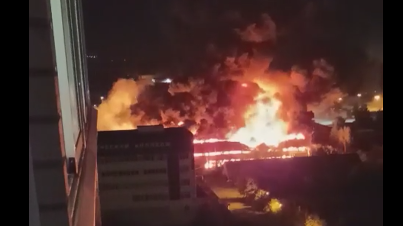 На лакокрасочном заводе в Ижевске возник пожар на площади 5 тыс. кв. м
